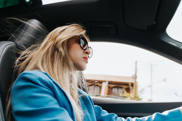 Conduire de nuit après 45 ans : ce que la vision perd et comment le compenser